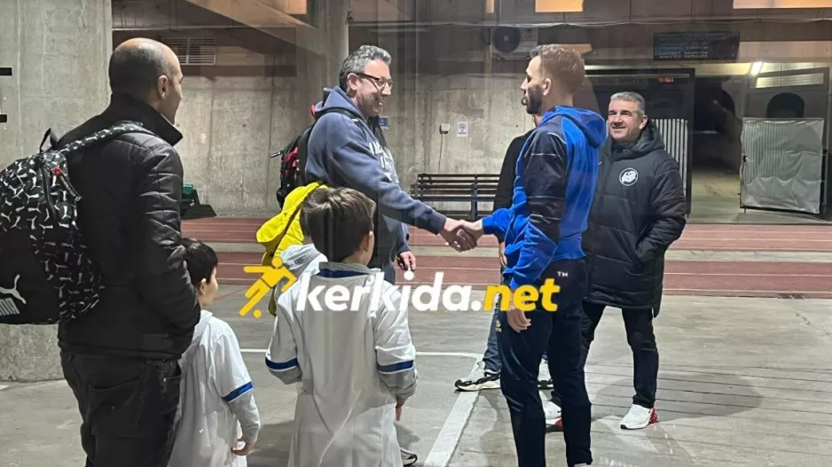 Υπογραφές... υπό το βλέμμα του μπαμπά! 