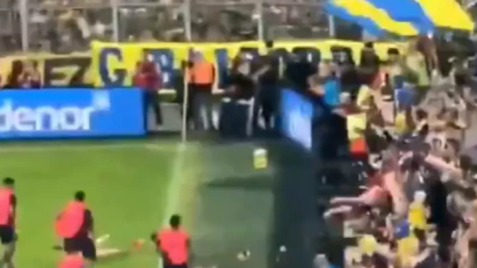 Οι οπαδοί της Ροσάριο πέταξαν φουσκωτές κούκλες με φανέλες της Νιούελς 