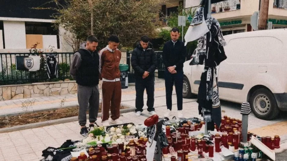 Λουλούδια και φανέλα στη μνήμη του Κλεομένη από τους παίκτες και το επιτελείο του ΠΑΟΚ