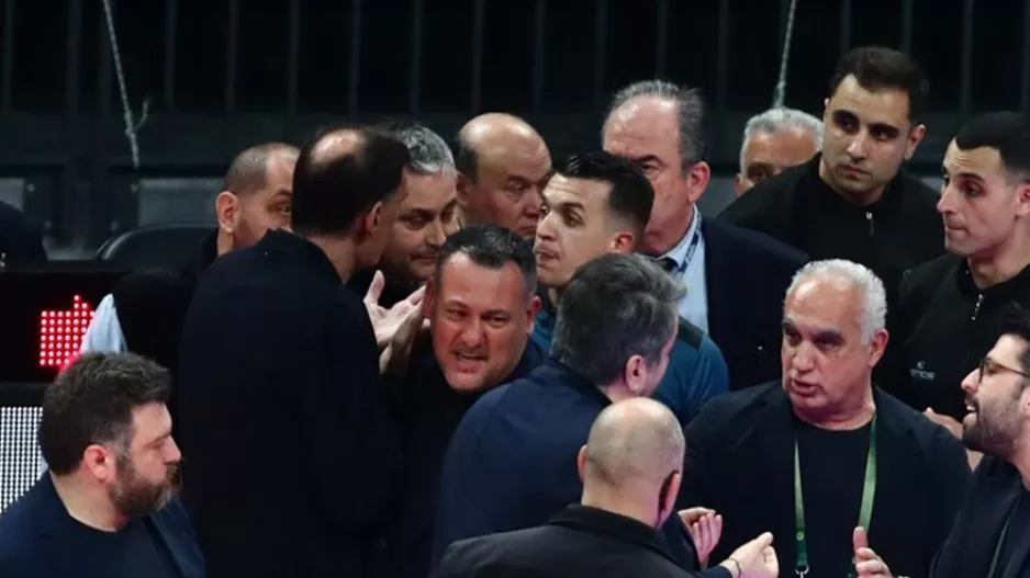 Καταγγέλλει εξύβριση του Μπαρτζώκα η ΚΑΕ Ολυμπιακός - «Μόνο ο Ναν κάνει κίνηση για κουτουλιά»