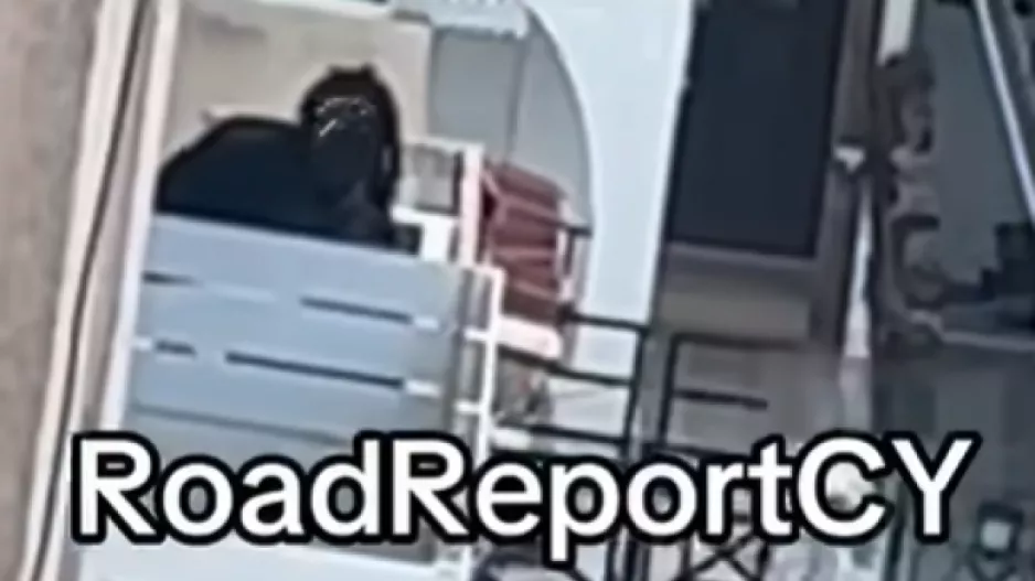(ΒΙΝΤΕΟ) Η στιγμή που άντρας κρατάει μαχαίρι στο λαιμό μιας γυναίκας στη Λάρνακα