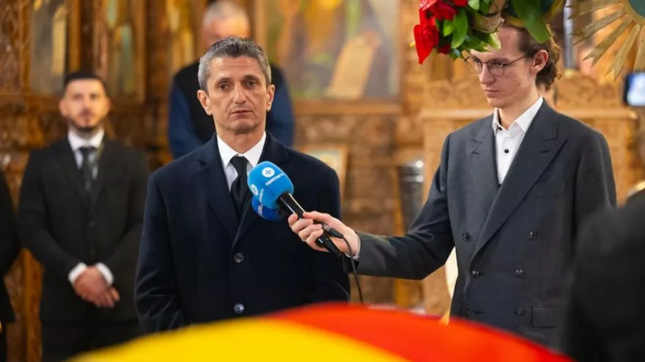 (Φώτος) Λύγισε...ο Ραζβάν στην κηδεία του Μιρτσέα Λουτσέσκου