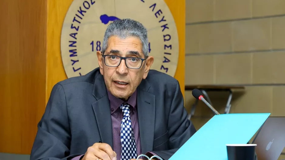 Μεσίστιες οι σημαίες στο Ολυμπιακό Μέγαρο 