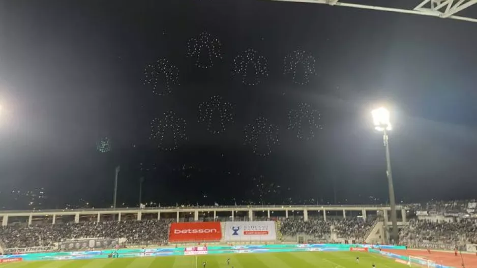 (Φώτος) Eντυπωσιακό drone show με ξεχωριστή αφιέρωση