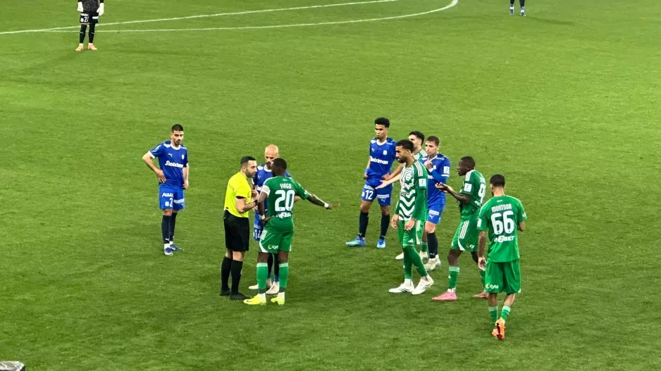 Το VAR "έκοψε" το γκολ για επαφή με τον διαιτητή
