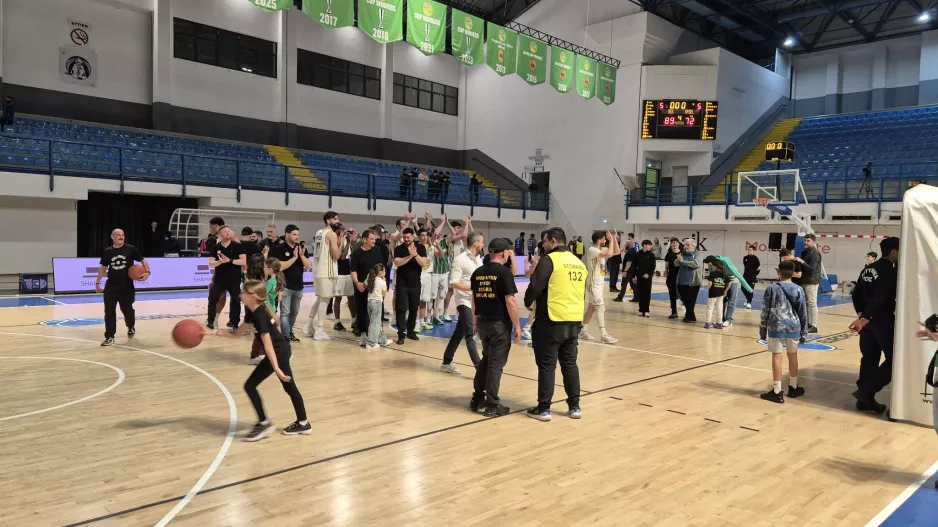 (Φώτος) Έκανε το 2-1 η ΑΕΚ