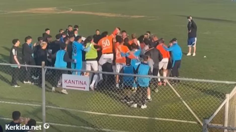 (ΒΙΝΤΕΟ Kerkida/φώτος) Πανηγύρισε την άνοδο με Sha La La La!
