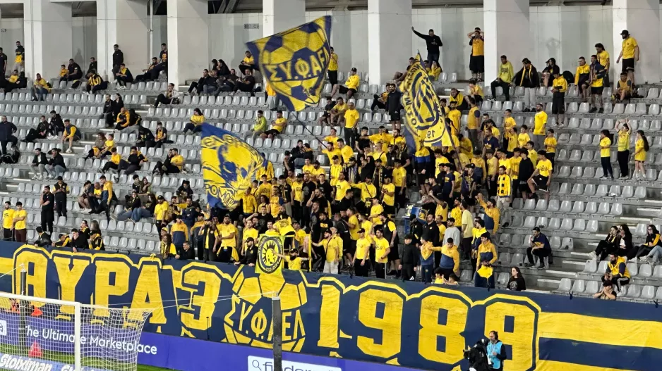(Βίντεο kerkida) ΑΕΛίστες/"Δεν ξενερώσαμε και σου τραγουδάμε, το κεφάλι ψηλά..."