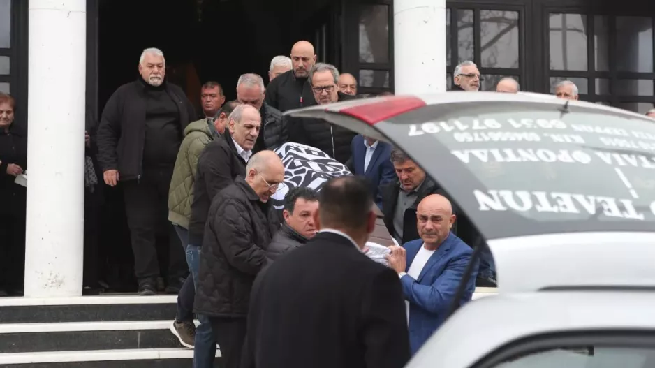 Στέφανος Μπορμπόκης: Συγκίνηση στο τελευταίο αντίο, με τη σημαία του ΠΑΟΚ το φέρετρο