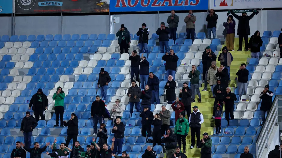 Eκεί, μαζί τους...