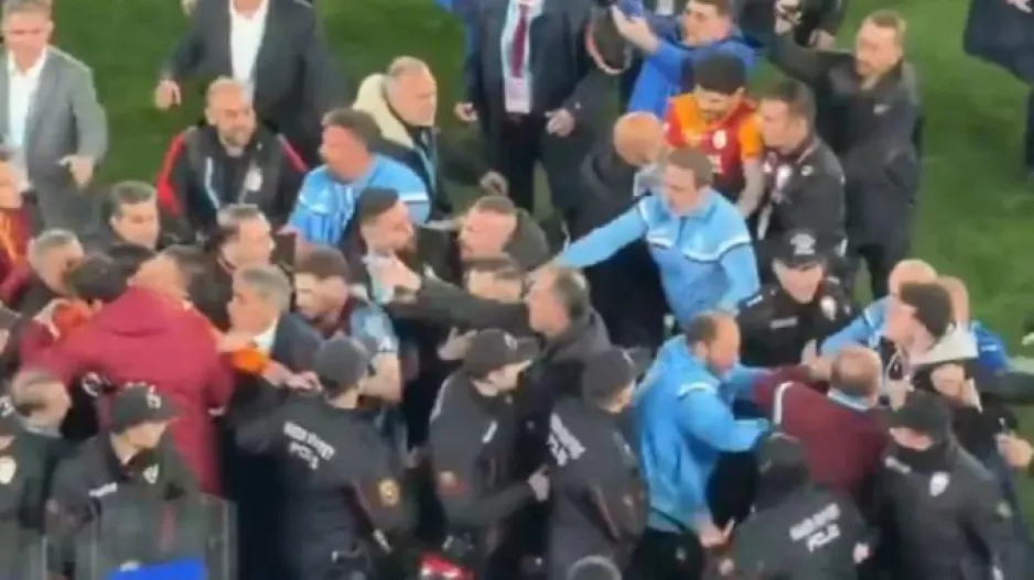 (Βίντεο) Σκηνές χάους... με συμπλοκή παικτών
