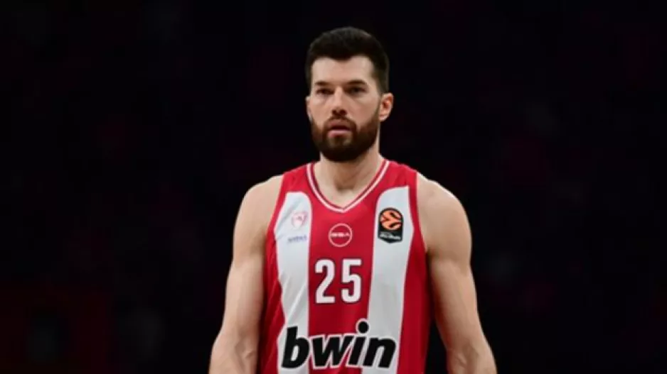 «Ματιές της Φενέρμπαχτσε προς τον Άλεκ Πίτερς του Ολυμπιακού»