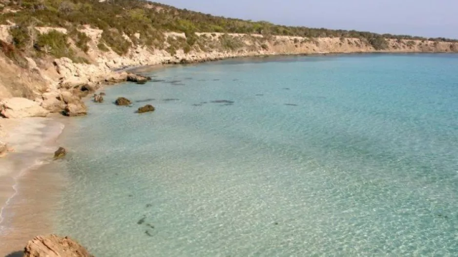 Εντοπίστηκε πτώμα σε αποσύνθεση σε παραλία στον Ακάμα