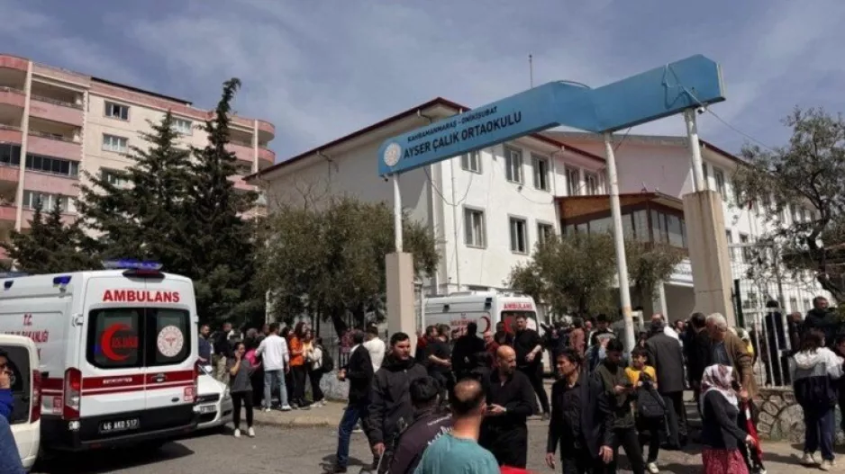 15χρονος άνοιξε πυρ - νεκροί και τραυματίες (βίντεο)