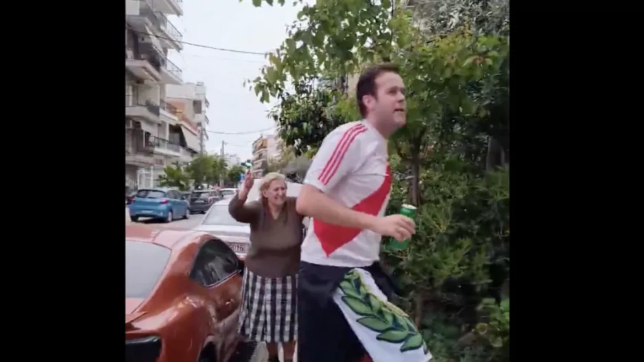 (Βίντεο) Οπαδοί της Ράγιο έκαναν εξέδρα με... γιαγιάδες στον δρόμο!