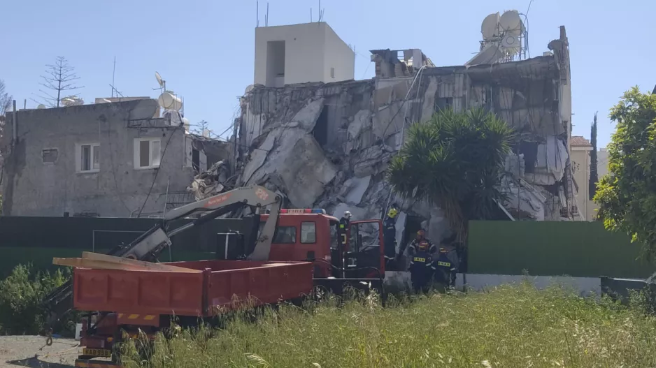 Στους δύο οι νεκροί που ανασύρθηκαν από τα συντρίμμια της πολυκατοικίας