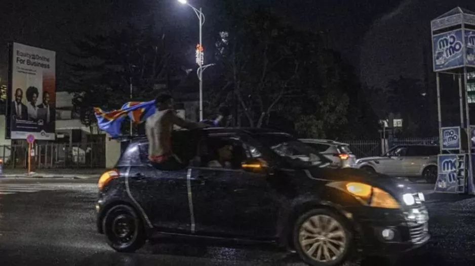 Χιλιάδες στους δρόμους, χορεύοντας μέσα στη… θεομηνία μετά την πρόκριση στο Μουντιάλ!