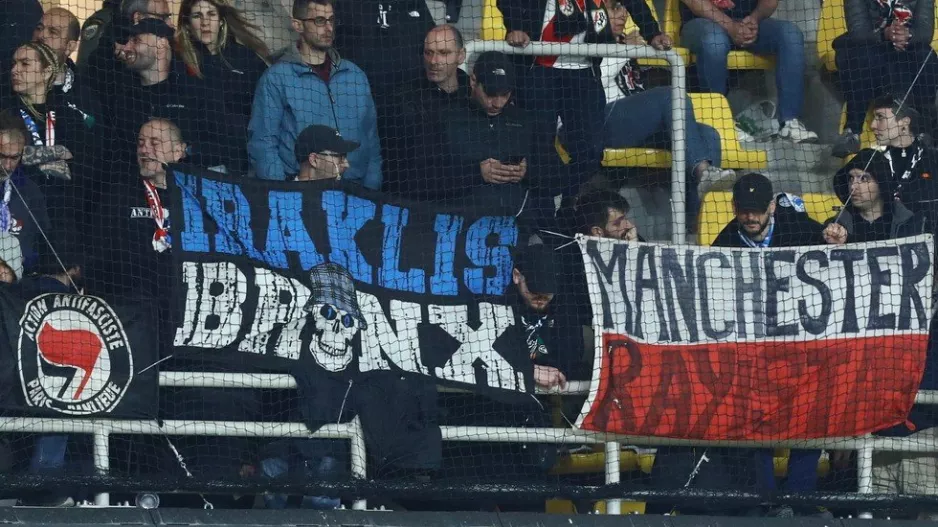 Πανό του Ηρακλή στην εξέδρα των οπαδών της Ράγιο!