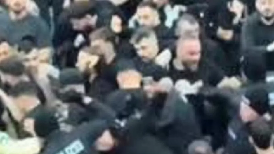 (Βίντεο) Οι οπαδοί της Φενέρ... έπαιξαν ξύλο μεταξύ τους!