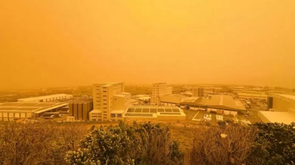 Απόκοσμες εικόνες στην Κρήτη: Το Ηράκλειο "θάφτηκε" στην αφρικανική σκόνη