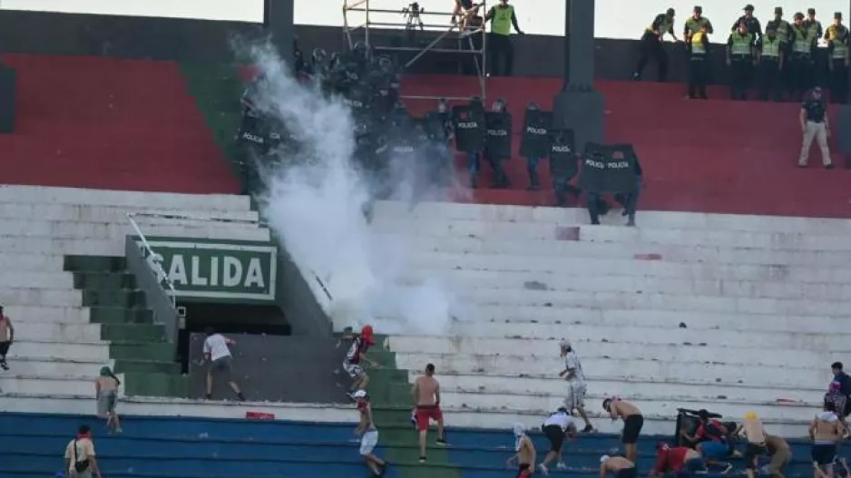 (Βίντεο) Συγκρούσεις οπαδών με την αστυνομία, τους πήραν στο... κυνήγι!