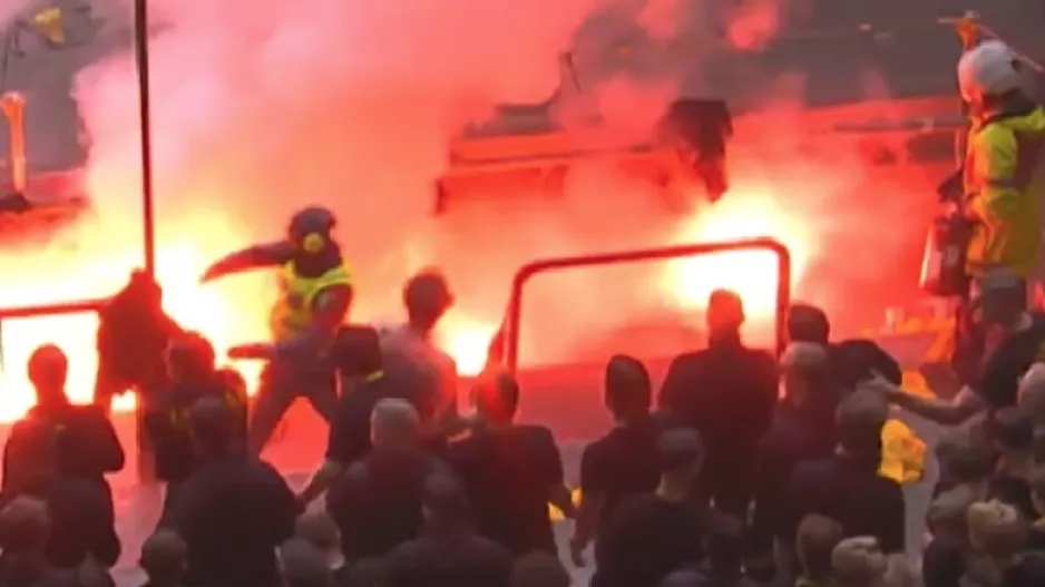 Απρόοπτο στο ντέρμπι της Στοκχόλμης με φωτιά μέσα στο γήπεδο