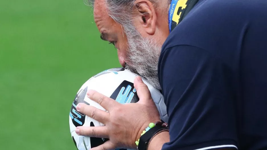 Το φιλί του Ηλιόπουλου στην μπάλα του ντέρμπι