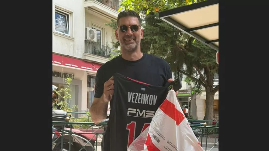 Στο Κολωνάκι με φανέλα Βεζένκοφ ο Αλέξης!