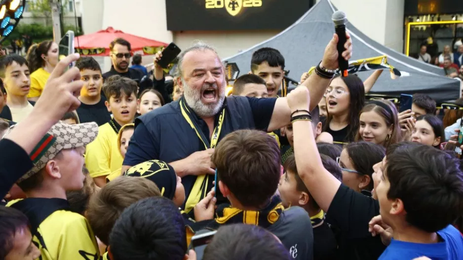 (ΒΙΝΤΕΟ Kerkida) Ο πρόεδρος τραγούδησε τον ύμνο με τον κόσμο!
