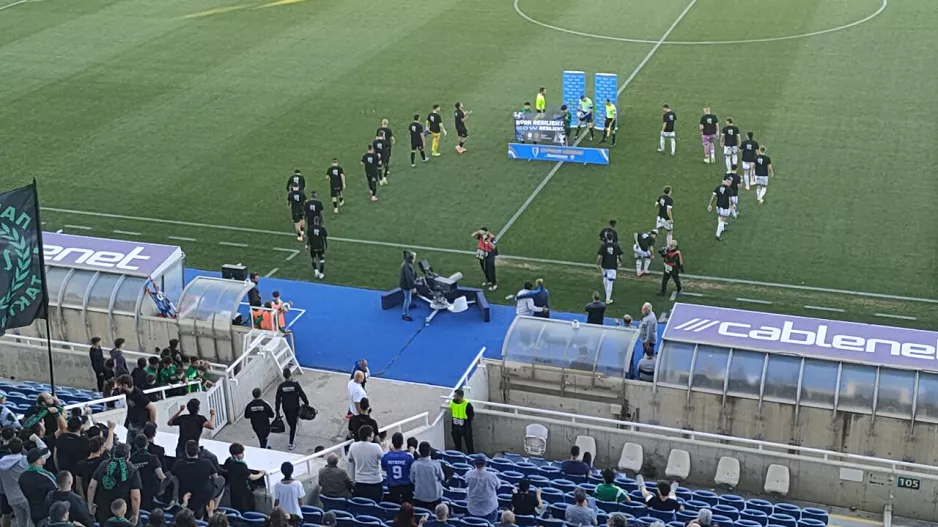 (Βίντεο Kerkida) Είσοδος... με χειροκρότημα και σύνθημα