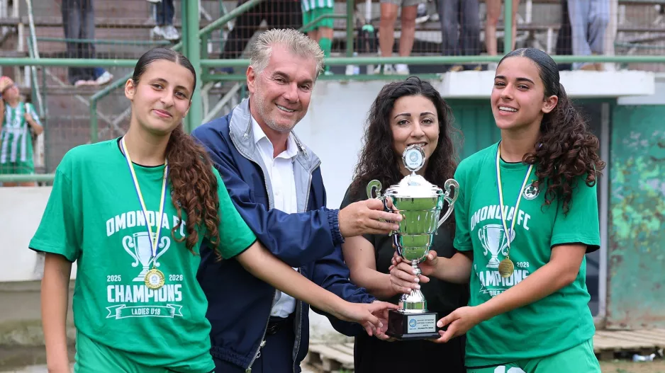 (Φώτος) Απονομή πρωταθλήματος Κ18 με Παπασταύρου!