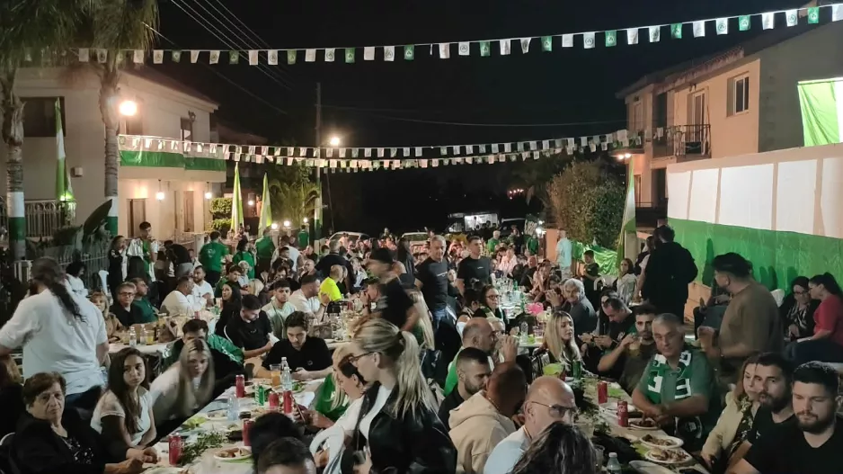 (Φώτος kerkida) Ομονοιάτικο πάρτι στη Λεμεσό