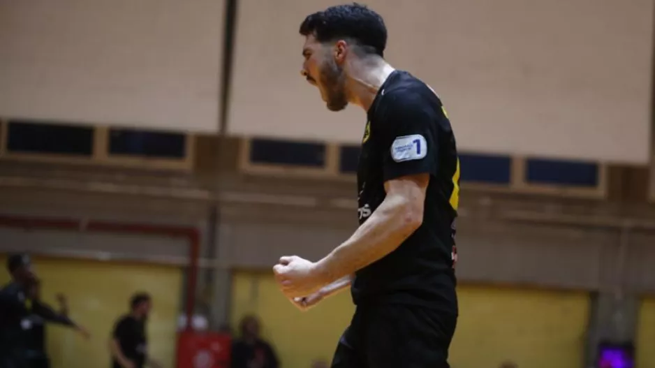 Επική ανατροπή με buzzer beater για την ΑΕΚ επί του Ολυμπιακού
