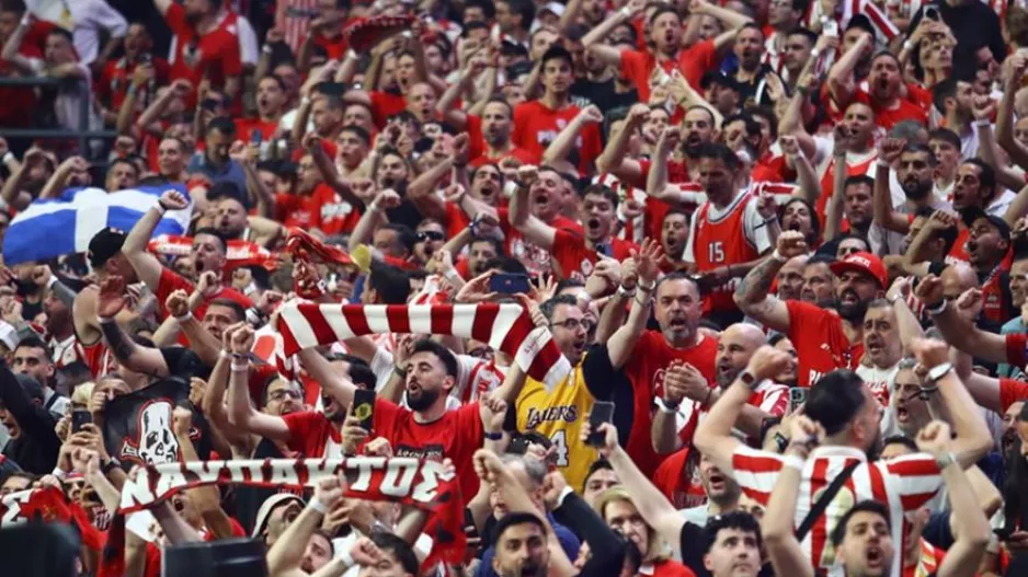(Βίντεο) "Κόκκινη καταιγίδα στην Αθήνα": Η Euroleague αποθέωσε τον κόσμο του Ολυμπιακού!