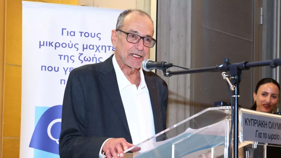 ΚΟΕ: "Μεσίστιες οι σημαίες για τον Φοίβο Κωνσταντινίδη"
