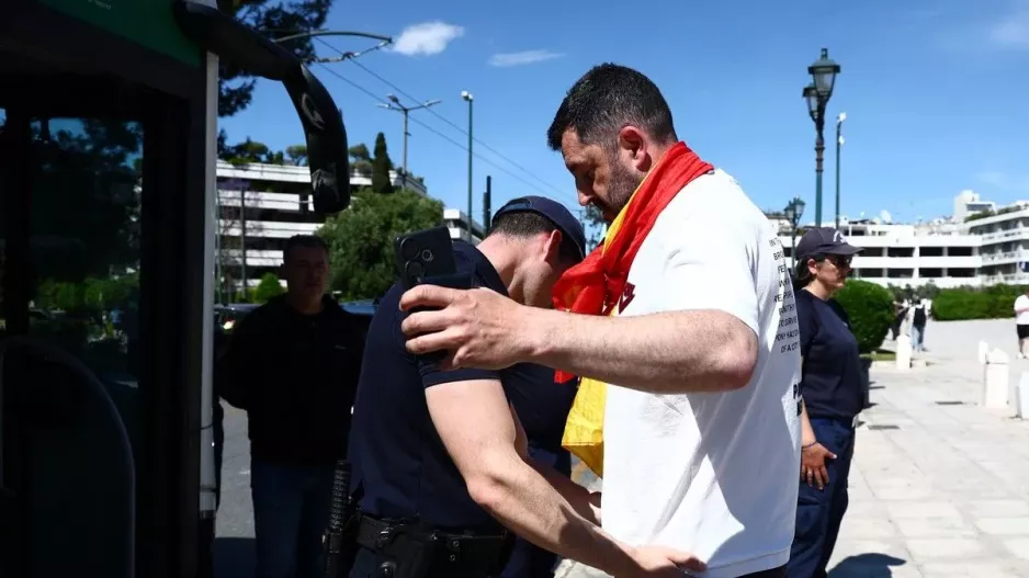 ''Η είσοδος θα επιτρέπεται αποκλειστικά σε όσους κατέχουν έγκυρο εισιτήριο''