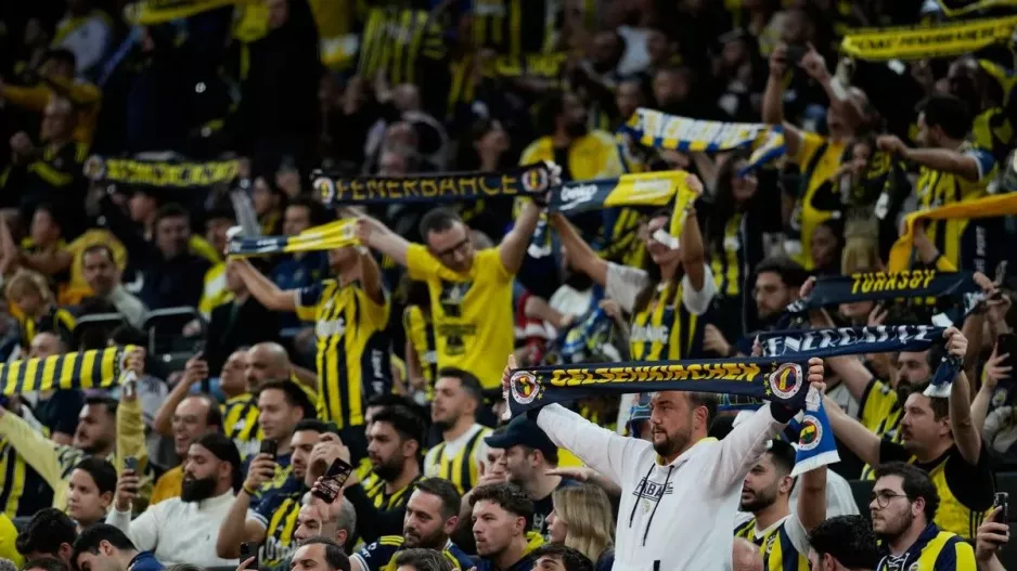 Χαμός με καπνογόνα στην αναχώρηση των τούρκων
