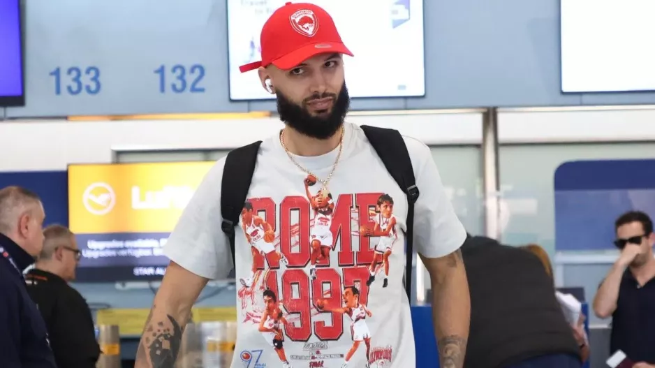 Ο Φουρνιέ εμφανίστηκε στο αεροδρόμιο με t-shirt “Ρώμη 1997”