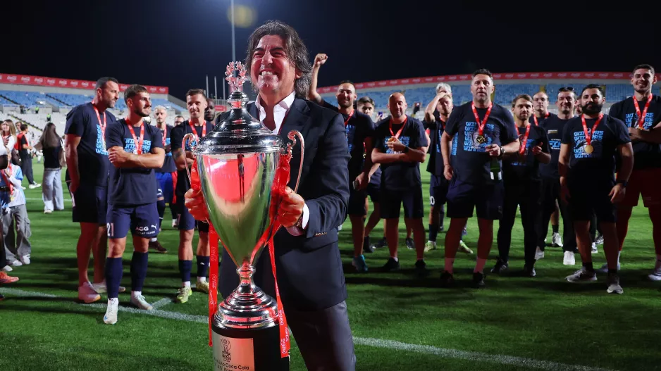 "Αυτό το τρόπαιο είναι για όλους όσοι πίστεψαν σε ΕΜΑΣ!"