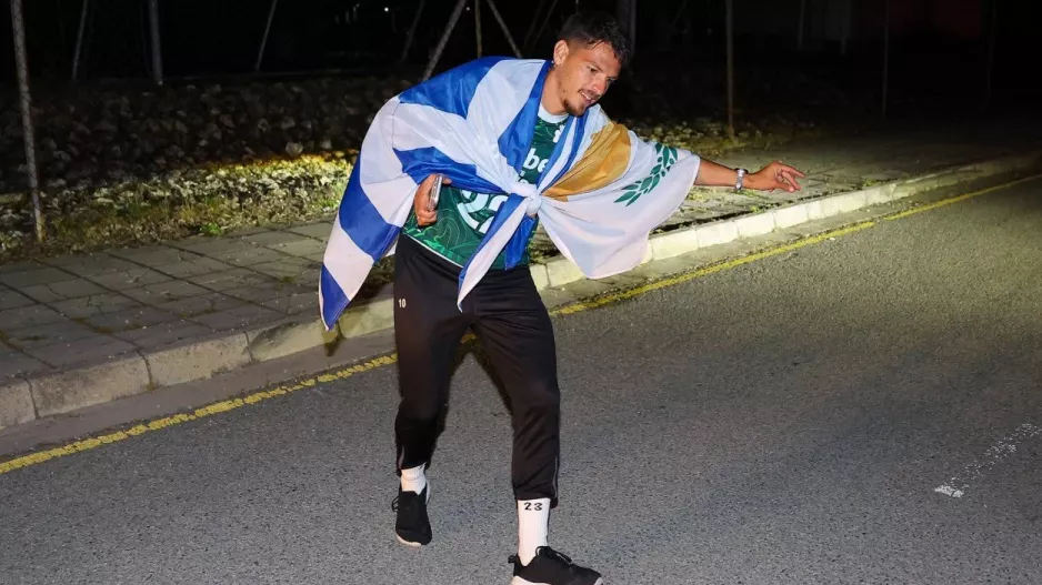 Με "ζεϊμπεκιά" ο...Τάσος!