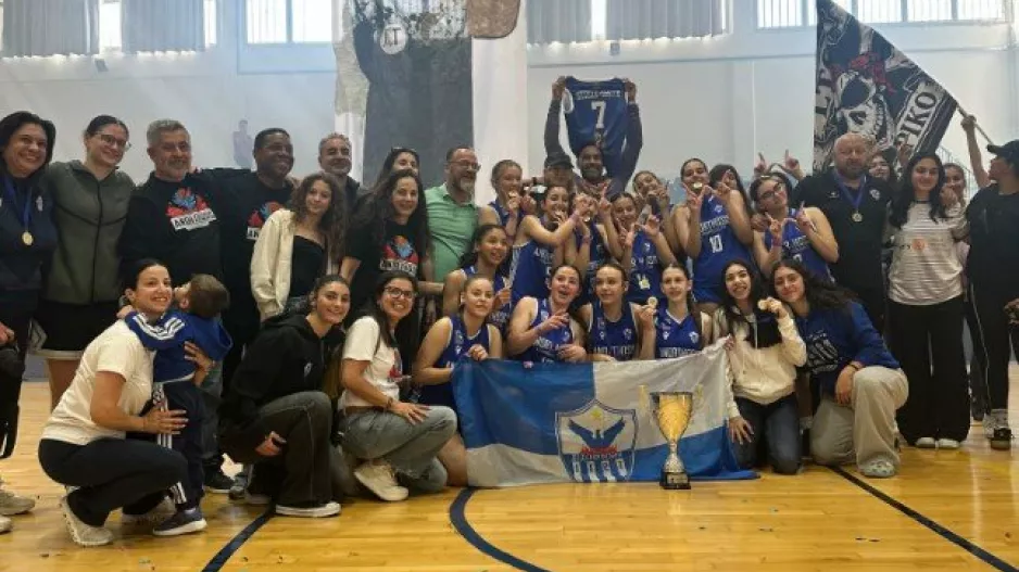 Το σήκωσαν τα κορίτσια της Ανόρθωσης με το "Χώμα που περπάτησα" στα ηχεία! (Βίντεο)