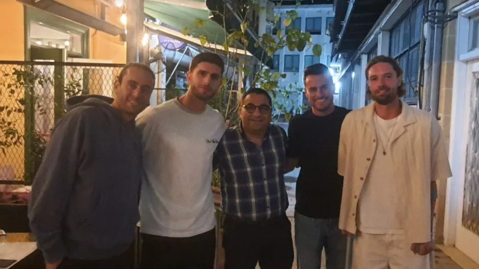 Στην μέση τους... ο Άρης