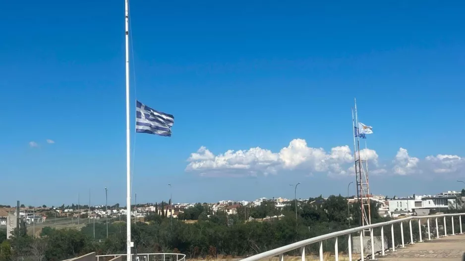 Μεσίστιες οι σημαίες για τον Φοίβο...