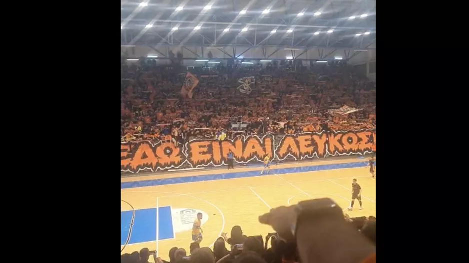 (Bίντεο) Υψωμένα τα κασκόλ και... "είσαι ουσία σπάνια"