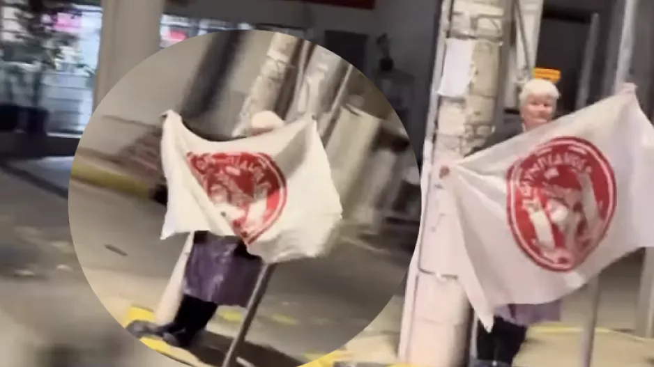 (Βίντεο) Γιαγιά έπος... με σημαία στους δρόμους για τον Ολυμπιακό!