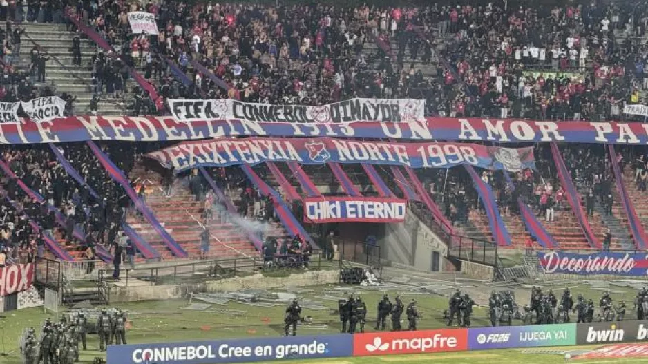 (Βίντεο) Χαμός στο Copa Libertadores: Εισβολή οπαδών και διακοπή