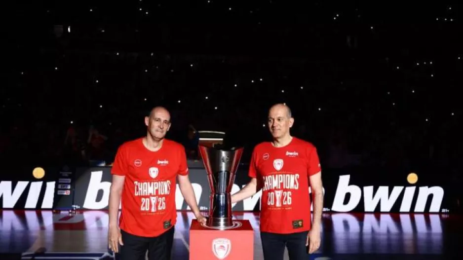 Οι Αγγελόπουλοι παρουσίασαν την κούπα της Euroleague στο ΣΕΦ και ύψωσαν το λάβαρο!