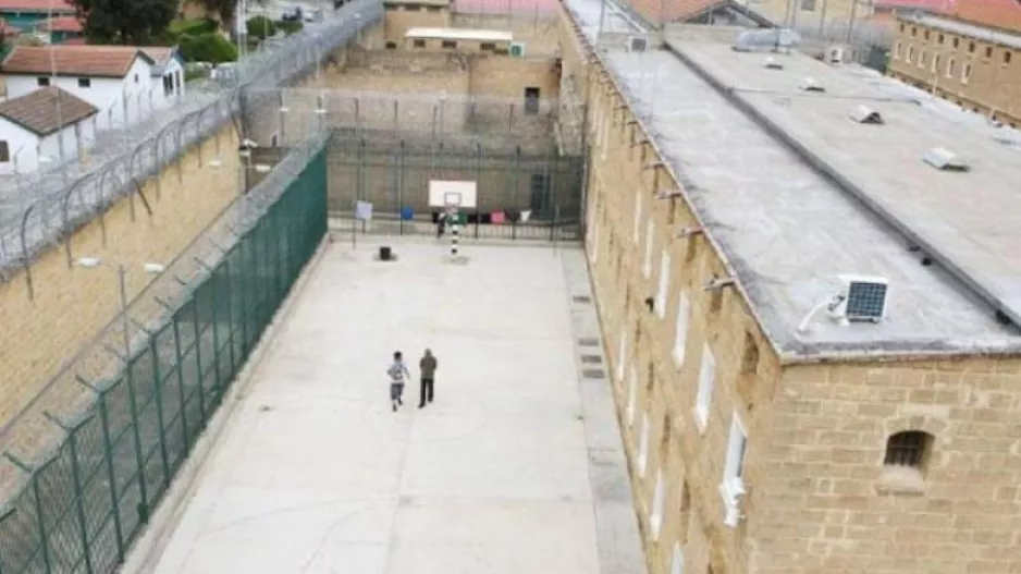 Έπεσαν πυροβολισμοί έξω από τις Κεντρικές Φυλακές