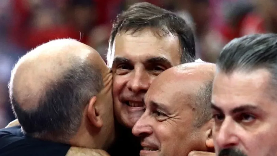 Η αγκαλιά του Μπαρτζώκα με τους Αγγελόπουλους
