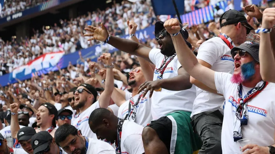 (Bίντεο kerkida) H ατμόσφαιρα στην "Puskas Arena"